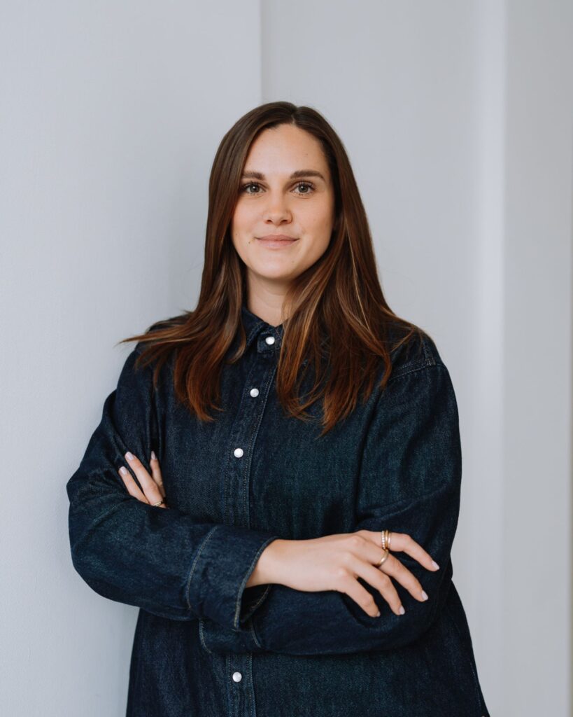 Janique (Freelancerin im Influencer Marketing) mit verschränkten Armen